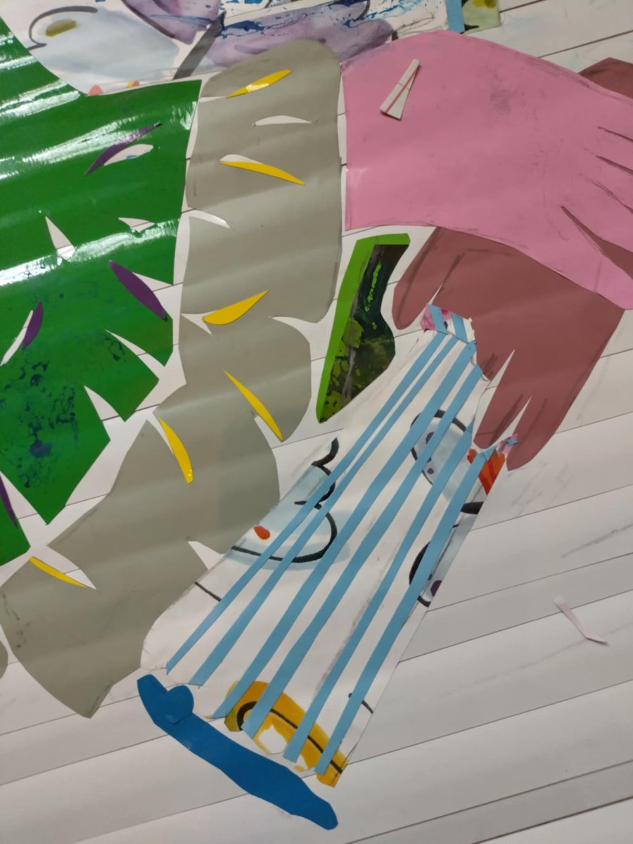 Obrazy na žaluziích – detail, společnost, vinylové fólie, 2025 - dílo od Markéta  Pohlová Vlčková