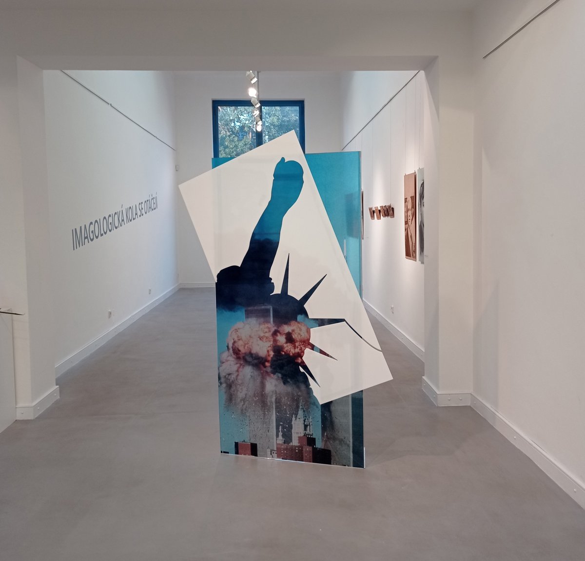 Amerika, cca 190 x 150 x 60 cm, plexisklo - dílo od Simona Blahutová