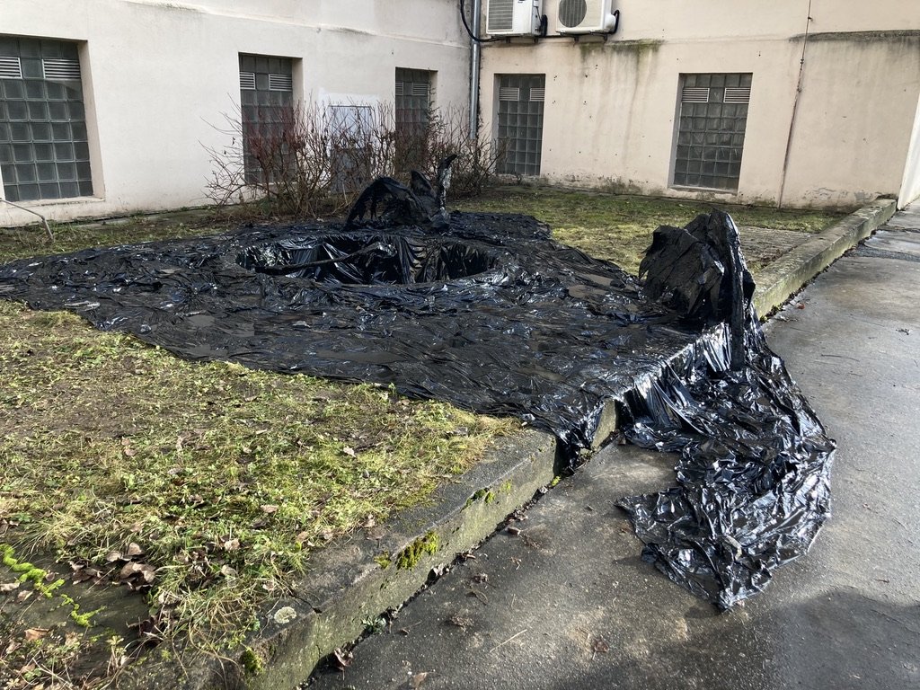EXXON VALDEZ – OIL SPILL – PELECANUS CRISPUS, 2023 asfalt, kov, 2 objekty - 100 × 75 × 130 cm, 117 × 240 × 130cm - artwork by Emma Štěpánová