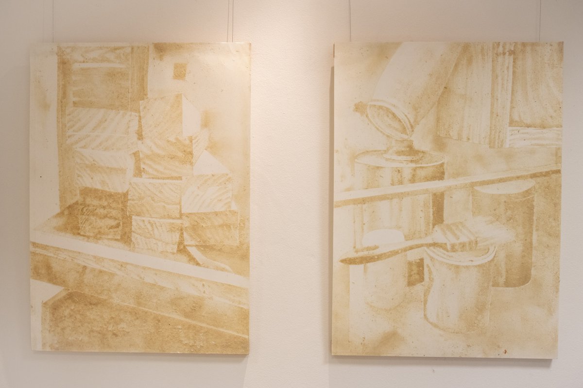 Vrstvy prachu, část instalace - V dílně, Artotéka – Městská knihovna v Praze, 25. 9. 21. 10. 2023 - artwork by Lenka Zadražilová