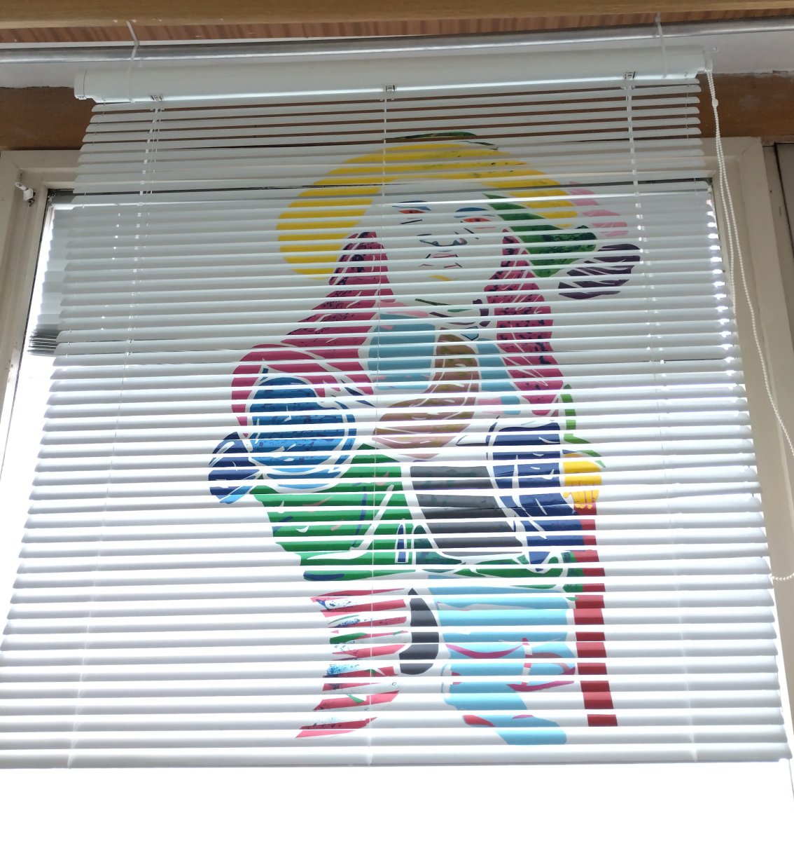 Obrazy na žaluziích – společnost, vinylové fólie, 85×100 cm, 2025 - dílo od Markéta  Pohlová Vlčková