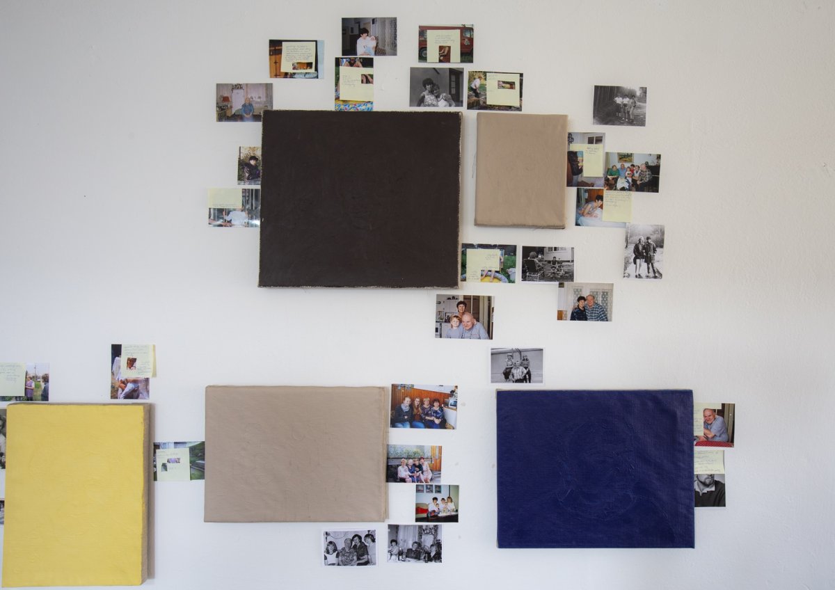 Rodina (část instalace), akryl na plátně, fotografie, papírové poznámky, 2019, různé velikosti, foto: T. Plachký - artwork by Lenka Zadražilová