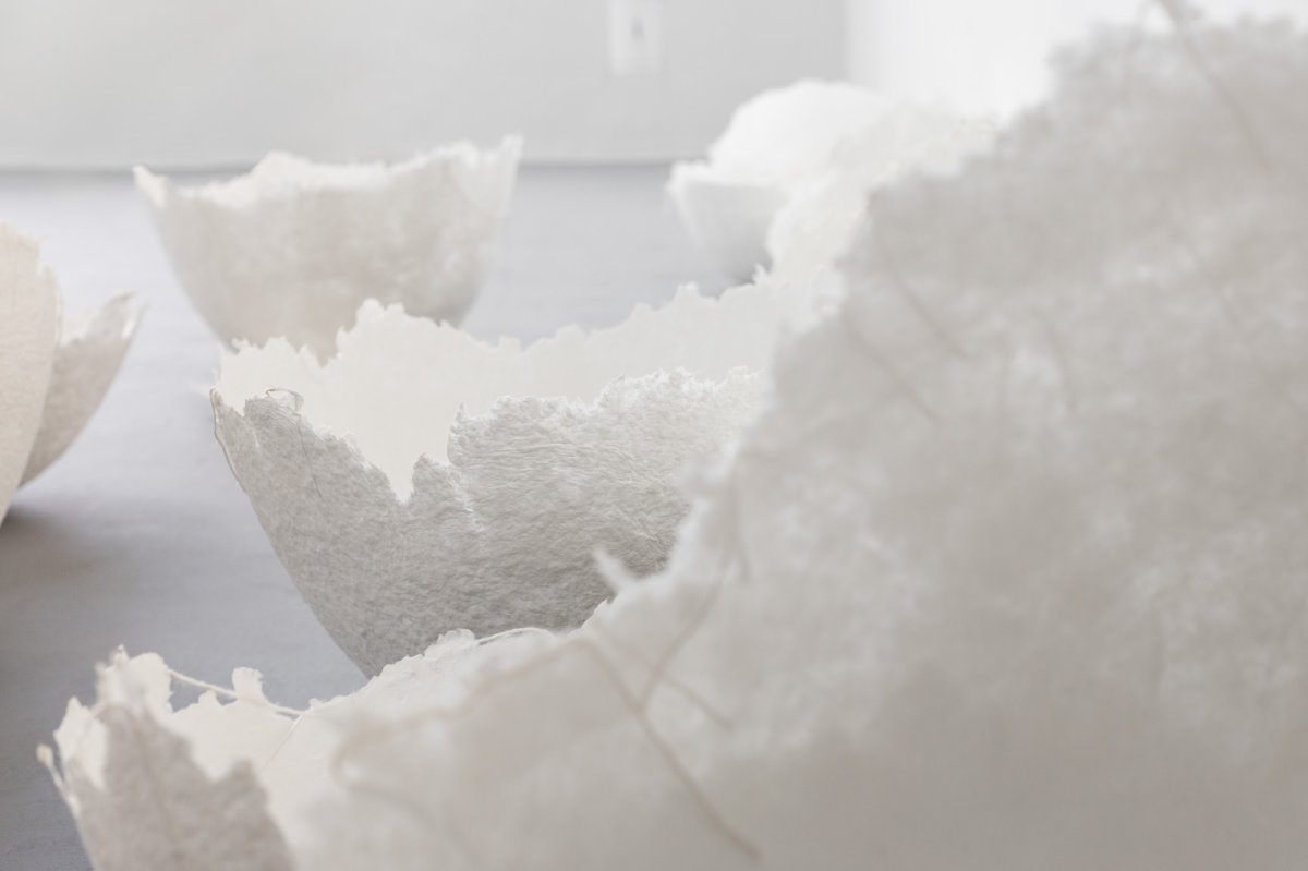 is it possible to resist normative roles?, 2025. Foto: Lucie Hyšková, @laurajmenemlucie - artwork by Klára Samcová