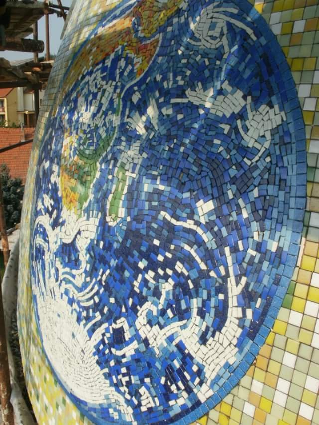 Skleněná mozaika průměr 1,5m, Troubsko u Brna - artwork by Marika Toman Bumbálková
