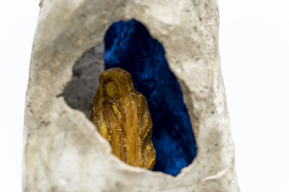UVNITŘ & VNĚ, 2024 beton, včelí vosk, samet 4 objekty (tetraptych) 40 × 27 cm - artwork by Emma Štěpánová