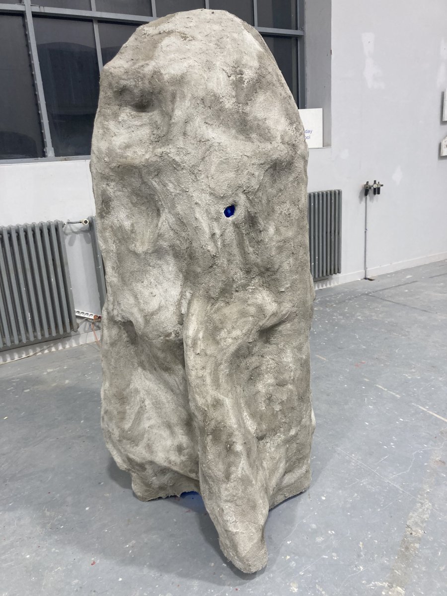 HIDE FORM "THEM", 2024, beton, včelí vosk, kov, samet, 190 x 95 x 95 cm - artwork by Emma Štěpánová
