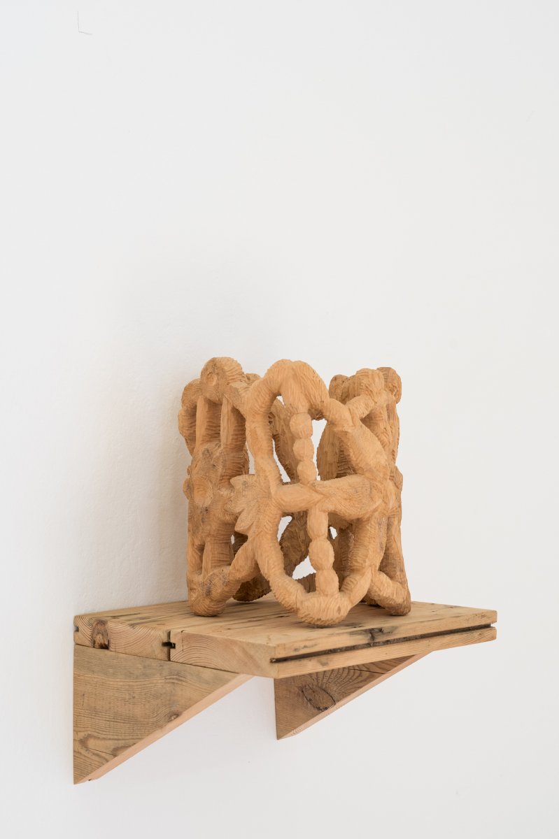 Koruna - cedrové dřevo / 2017, 28 x 28 cm/ © foto: Jan Prokopius - artwork by Barbora Vovsová