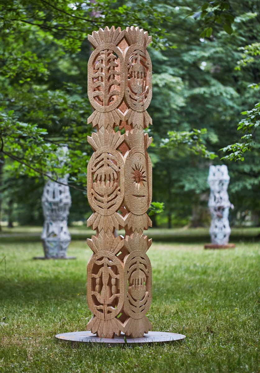 Totem, javorové dřevo, 35×245 cm, 2023 - dílo od Barbora Vovsová