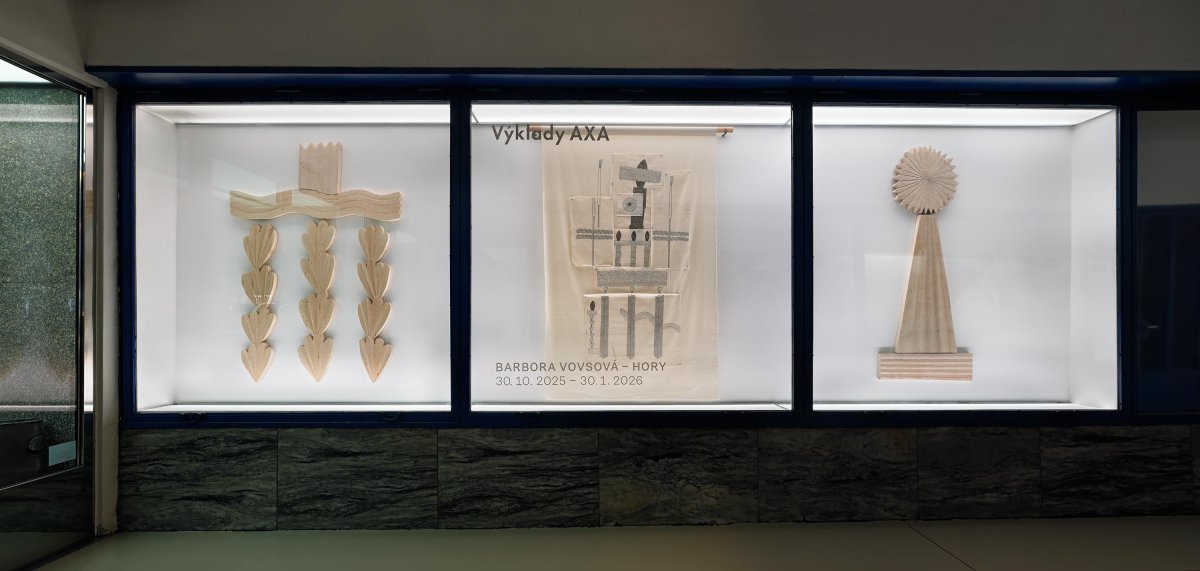 Stonek, beton, javorové dřevo, ocel, 60×160 cm, 2018 - dílo od Barbora Vovsová