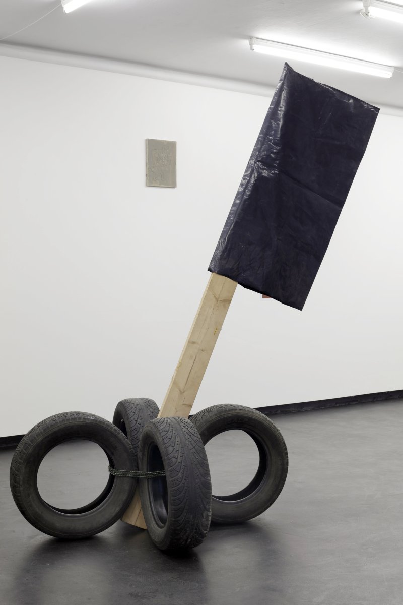 Nasazení, dřevo, plast, 2010 - dílo od Jan Turner