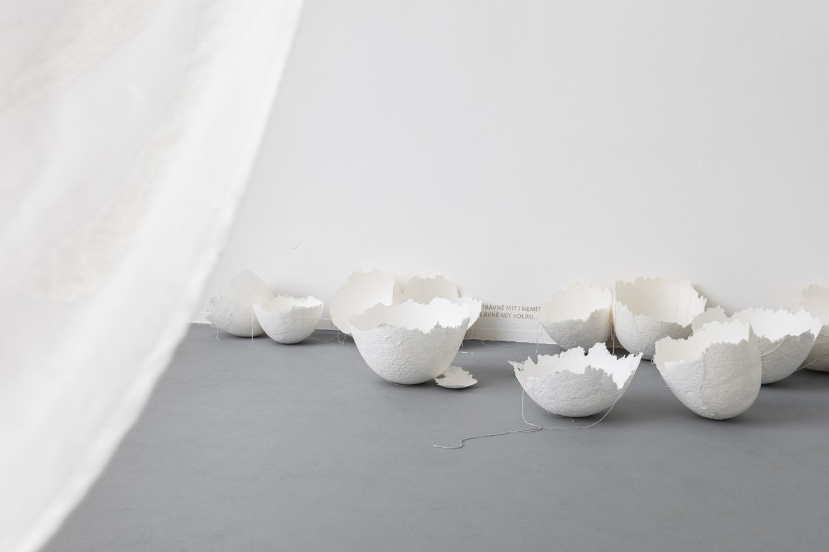 is it possible to resist normative roles?, 2025.  Foto: Lucie Hyšková, @laurajmenemlucie - artwork by Klára Samcová