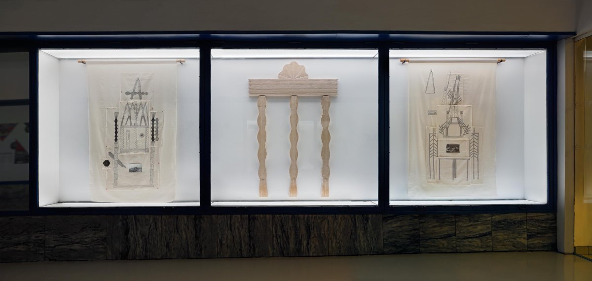 Reliéf, javorové dřevo, výška 160 cm, 2025, foto Martin Polák - dílo od Barbora Vovsová