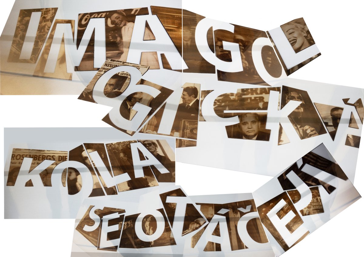 Imagologická kola se otáčejí, délka nápisu cca 4 m, fotomontáž a gravírování do dřeva - dílo od Simona Blahutová