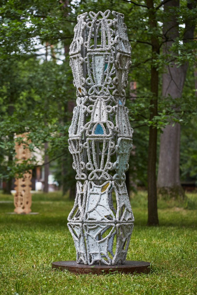 Stonek, beton, javorové dřevo, ocel, 60×160 cm, 2018 - dílo od Barbora Vovsová