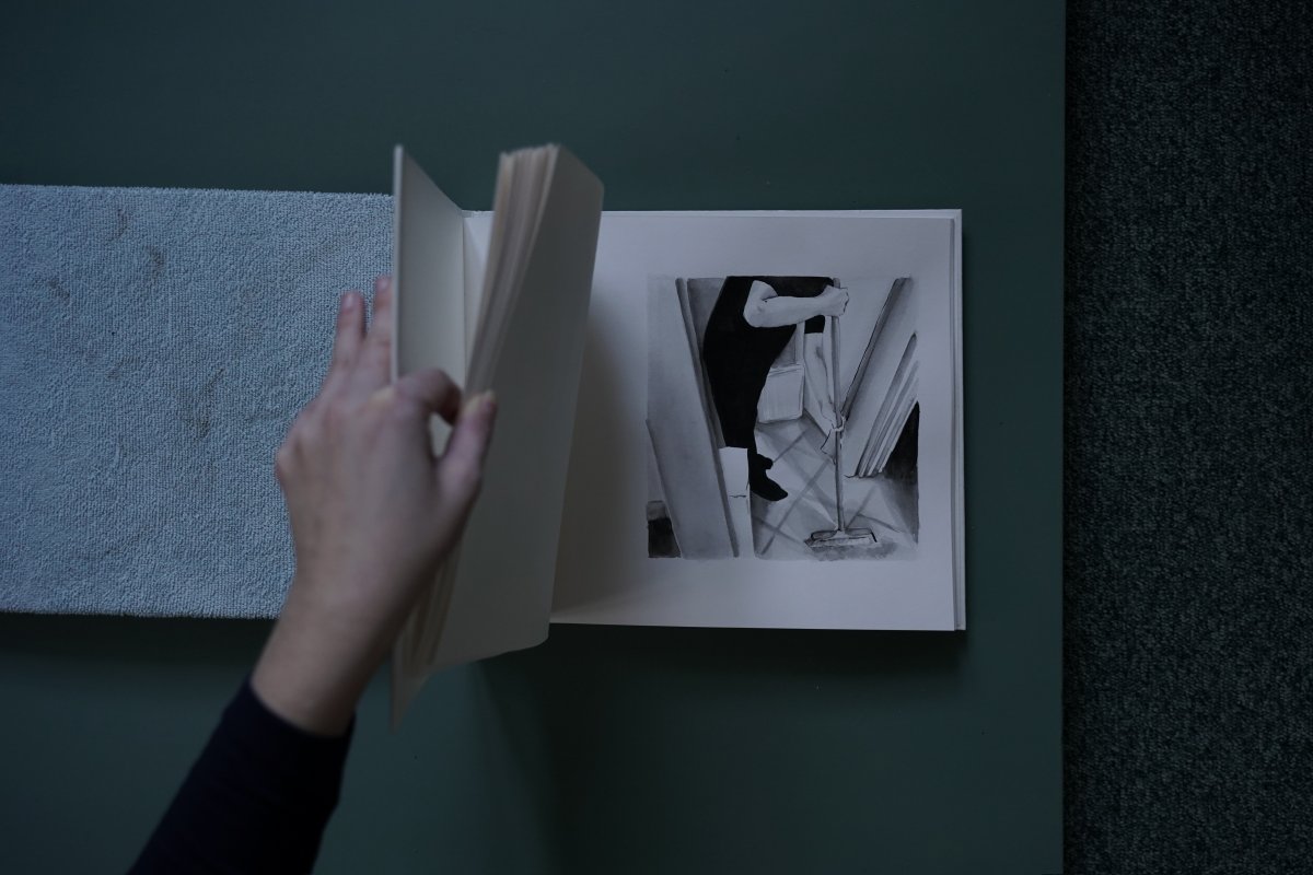 Jak sbírám prach, lavírovaná technika na papíře, nametený prach, 2022, V8, 25,5 × 30 cm, 31 str., foto: C. Zikuška - artwork by Lenka Zadražilová