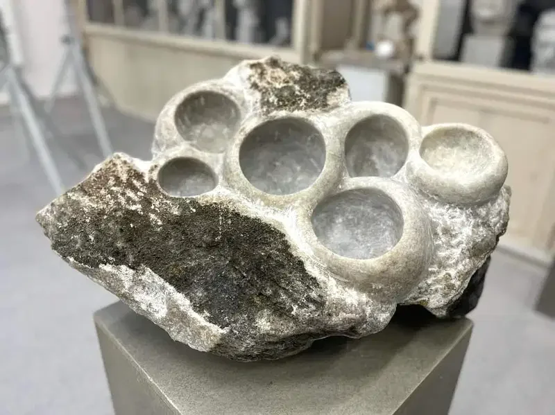 Hrachovina, mramor, 2025 - artwork by Elisabeth Habermannová