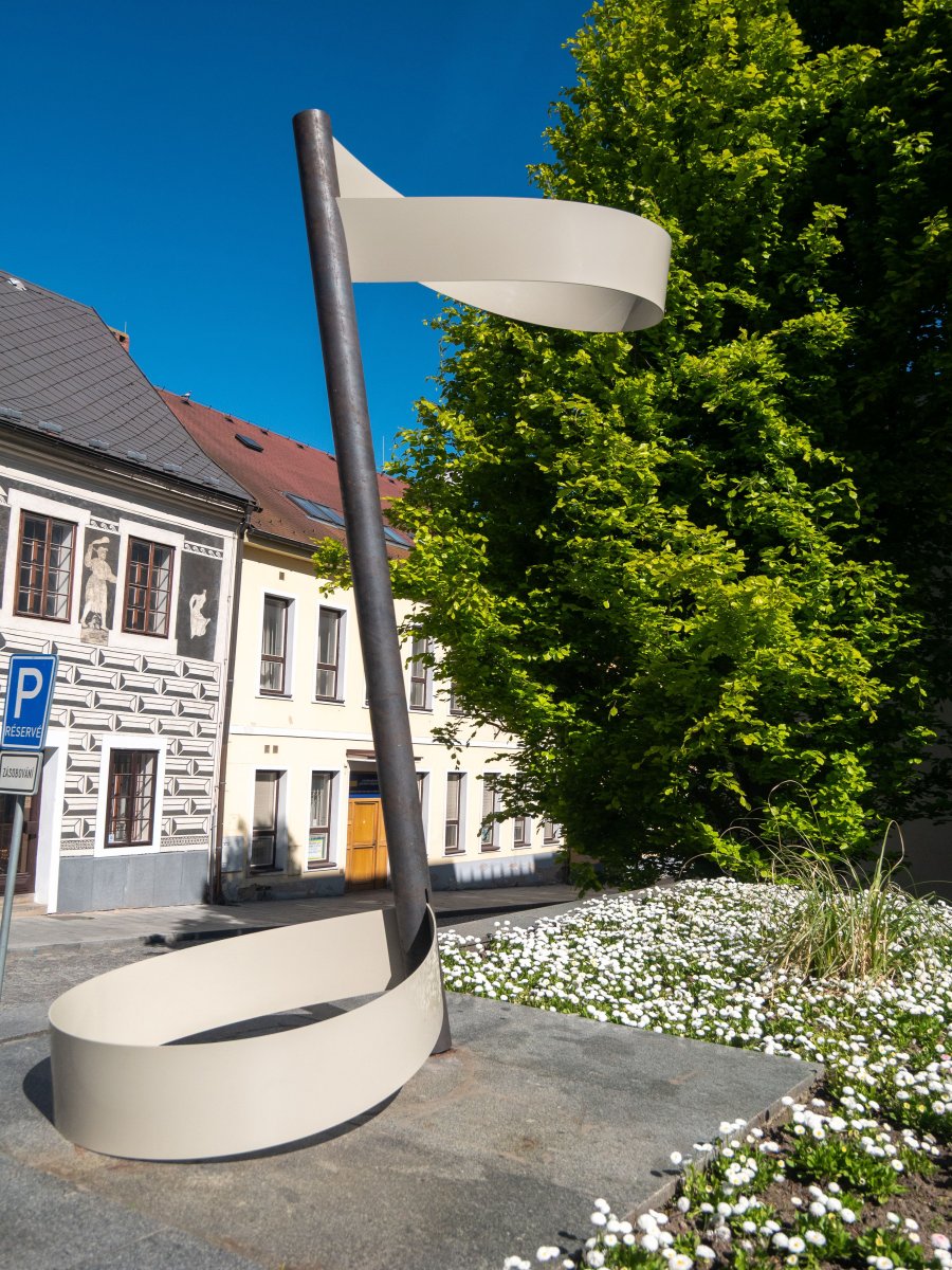 Mašle, kov a plast, 2025, dočasná realizace Klatovy - dílo od Jan Turner