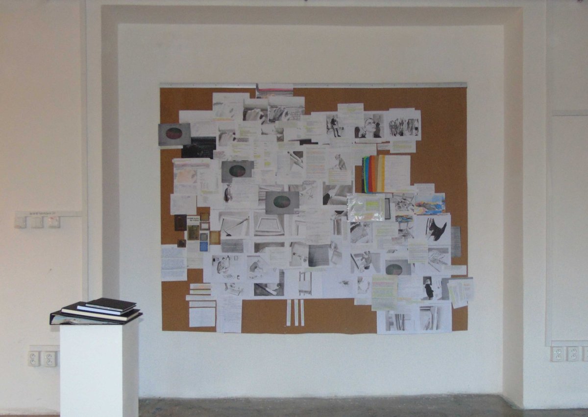 Nástěnka, korek, lavírovaná technika na papíře, 200 × 250 cm, 2018/2019 - dílo od Lenka Zadražilová