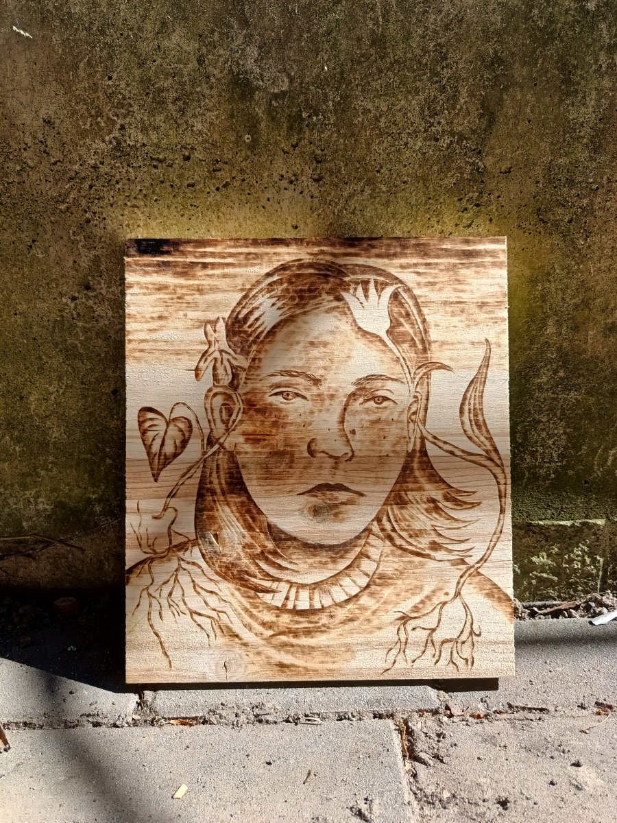 Dívka s květy ve vlasech, pyrografie na desce, 45 x 40 cm, 2025 - artwork by Bára Gehringerová
