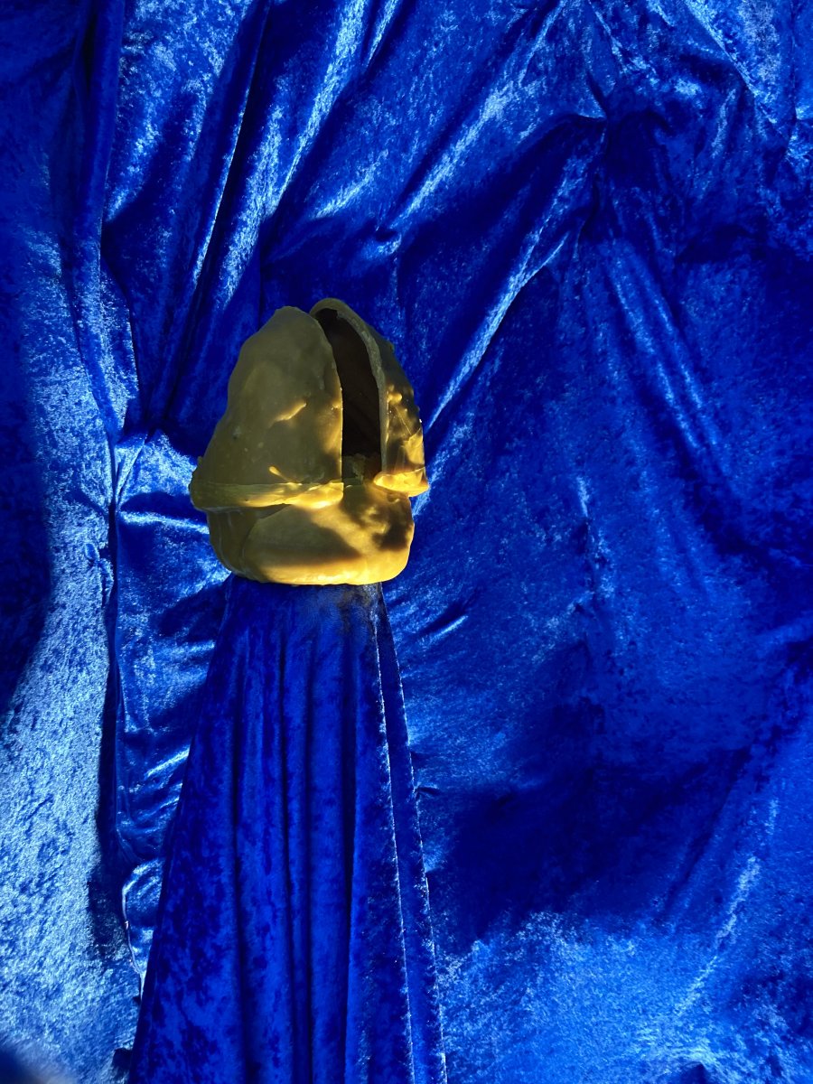 HIDE FORM "THEM", 2024, beton, včelí vosk, kov, samet, 190 x 95 x 95 cm - artwork by Emma Štěpánová