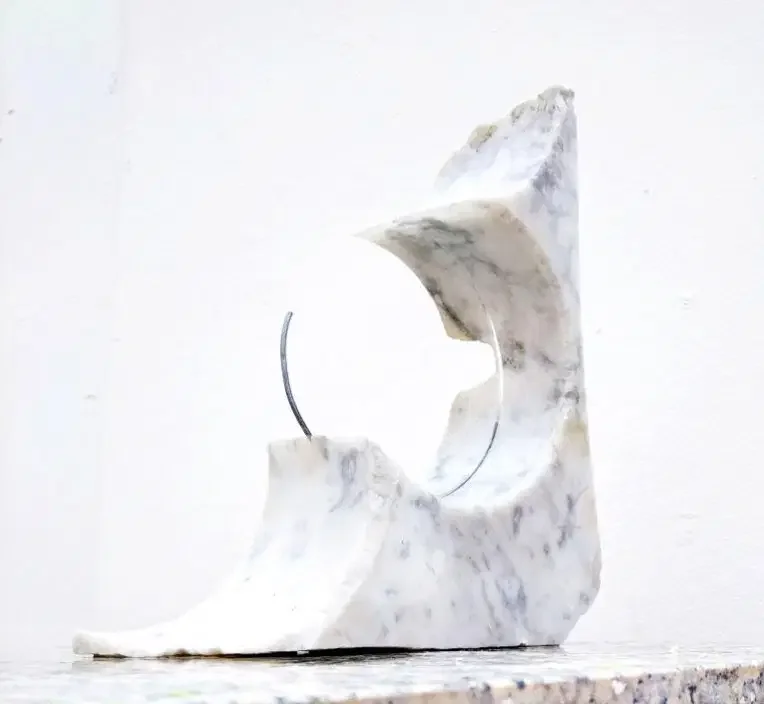 Kolíbalovi, mramor Carrara, 2025 - artwork by Elisabeth Habermannová