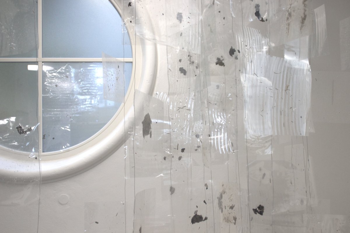 Božské částice, část instalace – Zalaminovaný prach, Galerie Edikula, Brno, 26. 9. – 29. 10. 2023 - dílo od Lenka Zadražilová