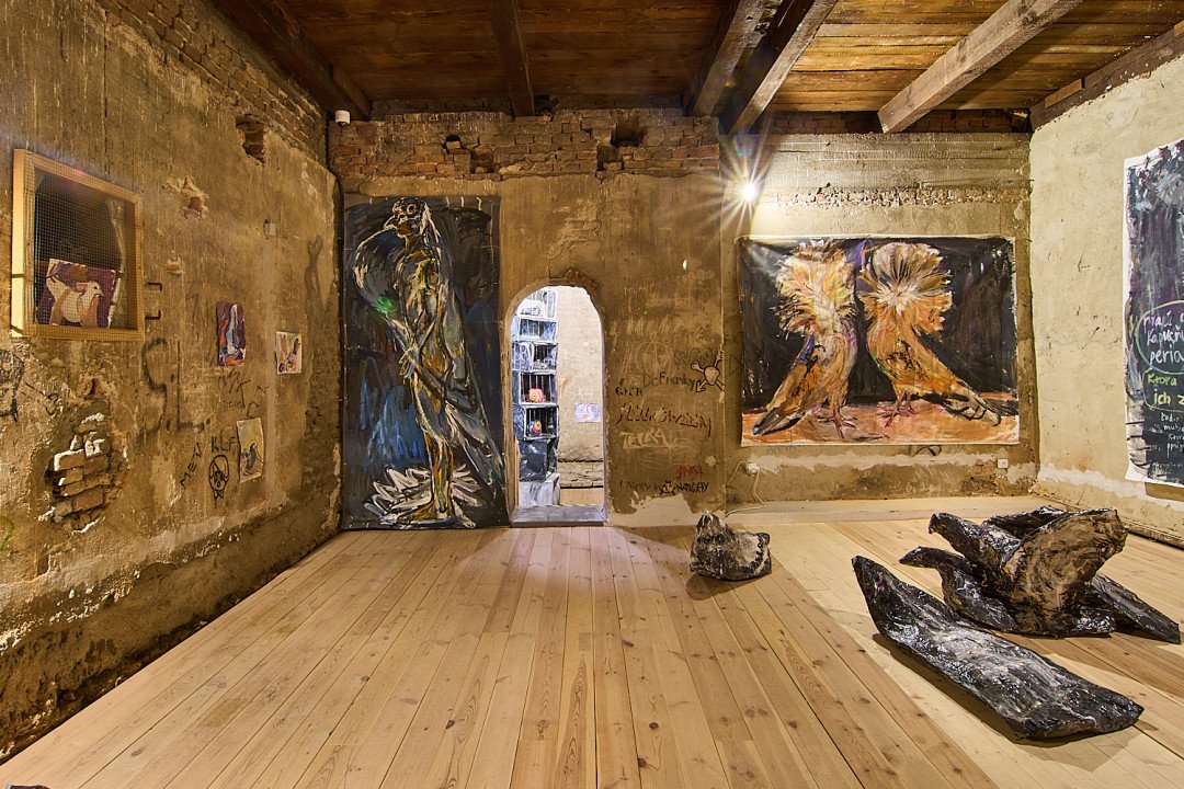 V holubníku bolo príliš tesno, exhibition view, Galéria Jána Koniarka v Trnave, Synagóga" - dílo od Oksana Sadovenko
