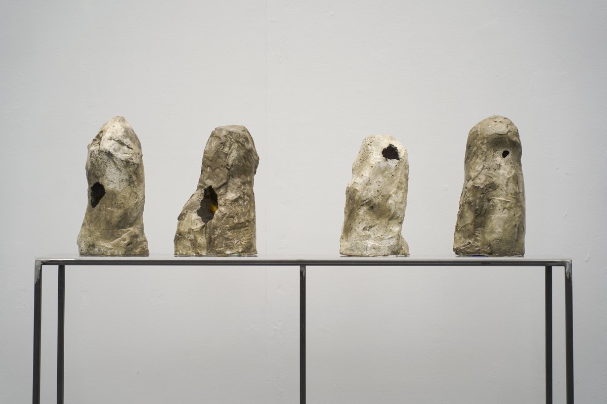 UVNITŘ & VNĚ, 2024 beton, včelí vosk, samet 4 objekty (tetraptych) 40 × 27 cm - artwork by Emma Štěpánová