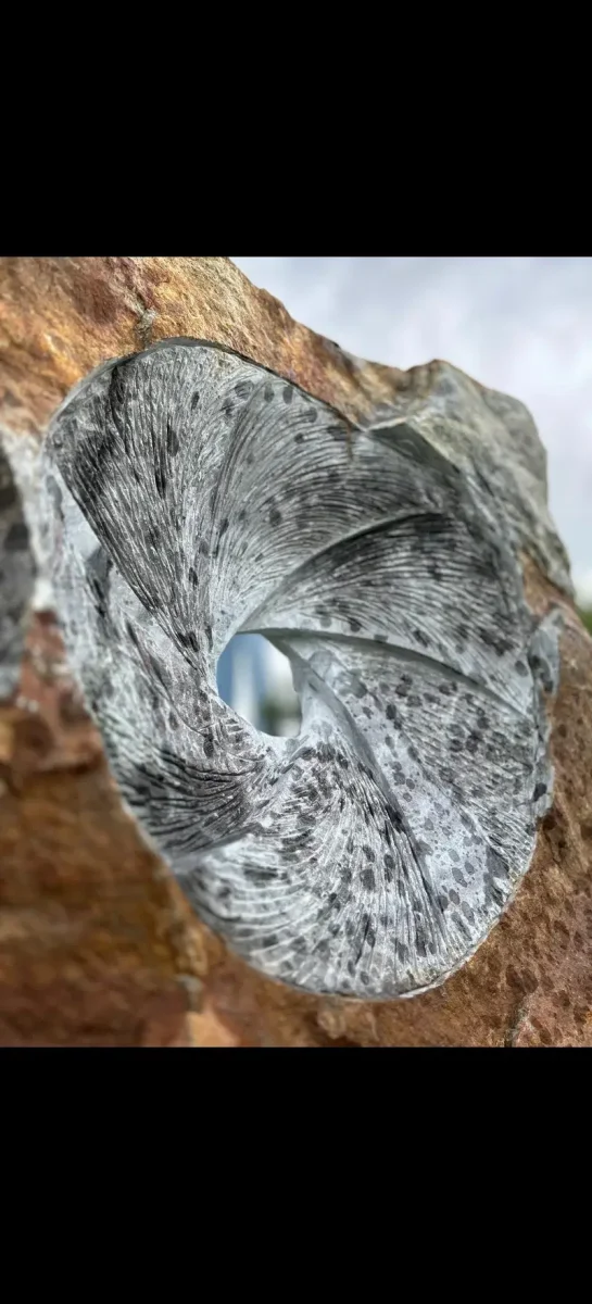 Clona, mramor nehodiv, 2023 - artwork by Elisabeth Habermannová